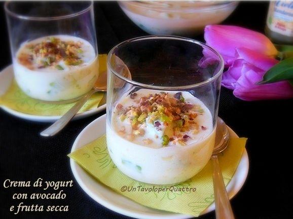 Coppette di yogurt con avocado e frutta secca